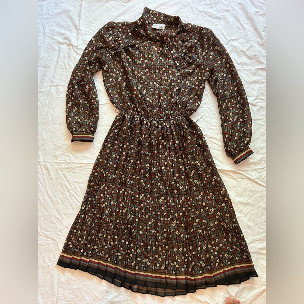Liz Roberts Vintage Floral Midi Dress-Pleated Skirt Long Sleeve elastic waist